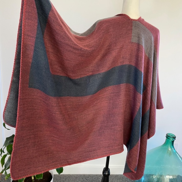 **SOLD** BNWOT Dakota shawl blanket wrap - OS - Picture 10 of 12